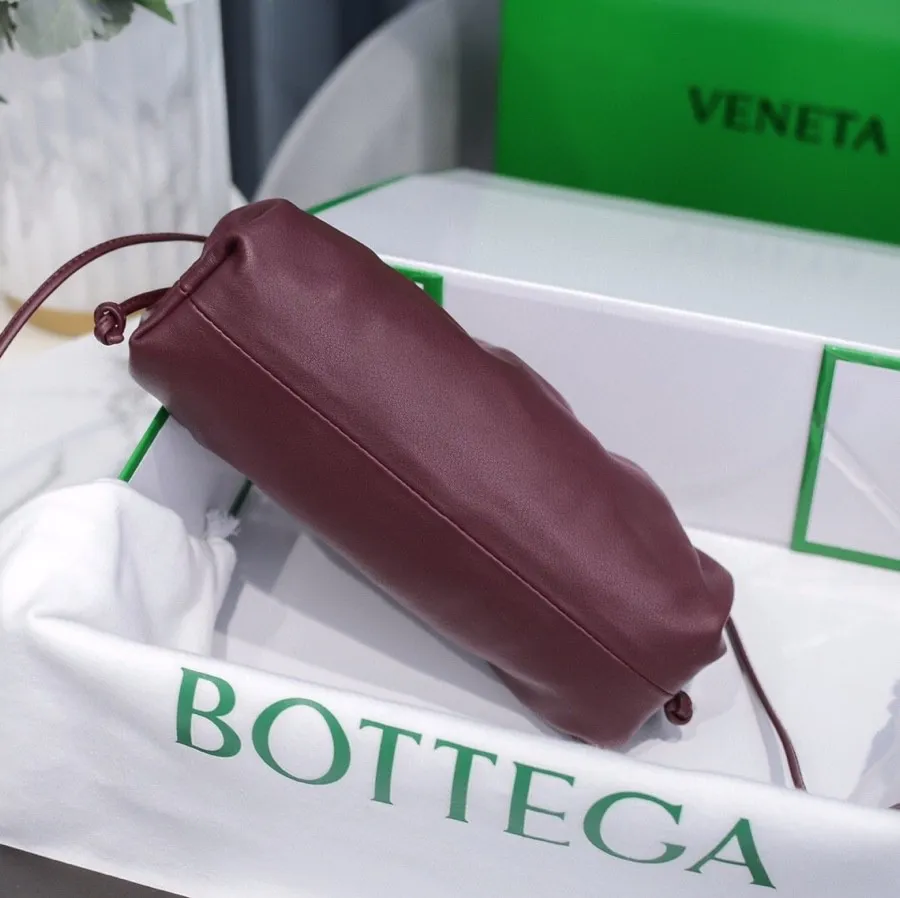 Batch 1120 Bottega Veneta cloud bag ☁️POUCH series original plain calfskin, super low-key and eye-catching, soft and casual. Major internet celebrity bloggers are crazy about calling it fashionable and classy, ​​lazy and intellectual. Small size: 23*13*8 (small cloud plain) burgundy, model: 6671